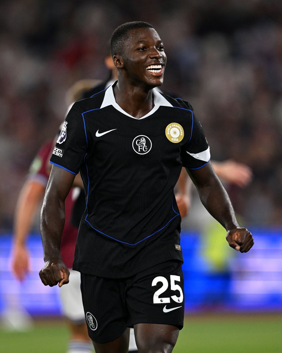 CFCPys's tweet image. Moises Caicedo vs West Ham 

70/76 accurate passes 
1 goal 
5/7 duels won 
3 tackles 
Dribbled past 0 times