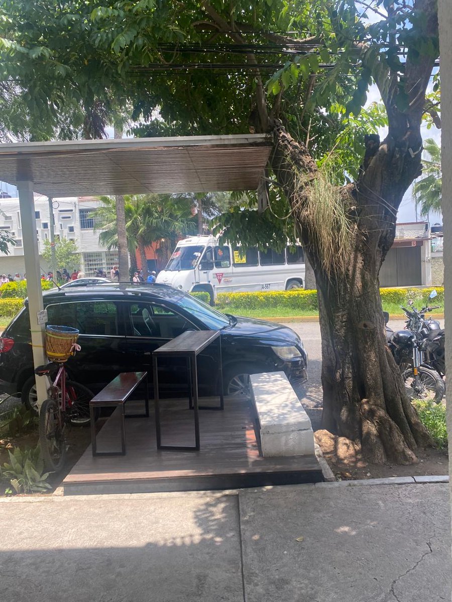 sofyvaldivia's tweet photo. Ⓜ️📺Secuestro en el #CENEO: 19 personas retenidas, entre ellas adultos mayores y madres lactantes
#Oaxaca de Juárez, Oax., viernes 22 de agosto. Lo que debía ser un espacio de formación docente se convirtió en escenario de violencia y abuso. Un grupo de 19 personas fue retenido por estudiantes del Centro de Educación Normal de Oaxaca (CENEO) dentro de las instalaciones de la Unidad de Educación Normal y Formación de Docentes.
Entre las víctimas se encuentran cuatro adultos mayores (tres hombres y una mujer), así como dos mujeres en periodo de lactancia que permanecen en condiciones críticas de vulnerabilidad. En total, 13 mujeres y 6 hombres se encuentran privados de su libertad, según testimonios directos desde el lugar.
La línea que cruza la protesta
El caso pone nuevamente en entredicho los límites de la protesta social en Oaxaca. Lo que inició como una manifestación estudiantil escaló hasta convertirse en un acto que encuadra en la figura de secuestro, pues se mantiene retenidas a personas ajenas al conflicto, sin importar edad, salud o condiciones personales.
“Estamos hablando de adultos mayores y madres con bebés que requieren atención inmediata. Lo que ocurre en el CENEO ya no es protesta, es un atropello a los derechos humanos más básicos”, denunció uno de los familiares que espera afuera del plantel.
Inacción oficial
Hasta la tarde de este viernes, las autoridades estatales no habían ofrecido un posicionamiento firme sobre el hecho, lo que genera preocupación entre familiares y organizaciones civiles. La Fiscalía General del Estado y la Defensoría de los Derechos Humanos del Pueblo de Oaxaca han recibido llamados urgentes para intervenir, pero la respuesta oficial sigue siendo limitada.
Un mensaje preocupante
El secuestro de estas 19 personas manda un mensaje alarmante sobre el nivel de permisividad que impera en Oaxaca, donde algunos grupos normalistas utilizan la retención ilegal como método de presión política.
Mientras tanto, en las aulas del CENEO no se enseña pedagogía, sino la práctica del chantaje y la violencia como forma de exigir demandas.