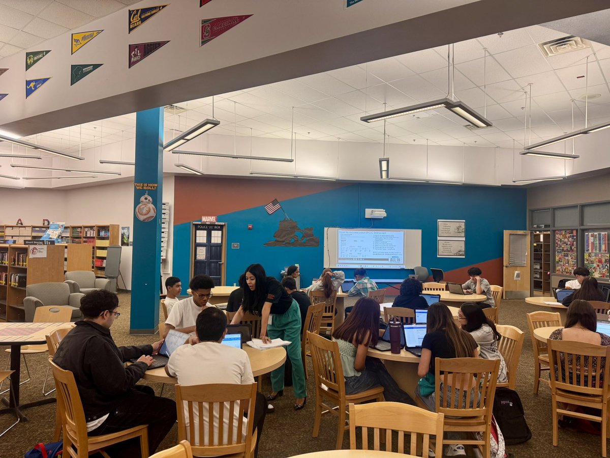 SISD_HS's tweet image. Pebble Hills HS Early College &amp;amp; PTECH students receiving college advising from Ms. Mendoza #TeamSISD #Allin @PHills_HS @SMendoza_ECHS