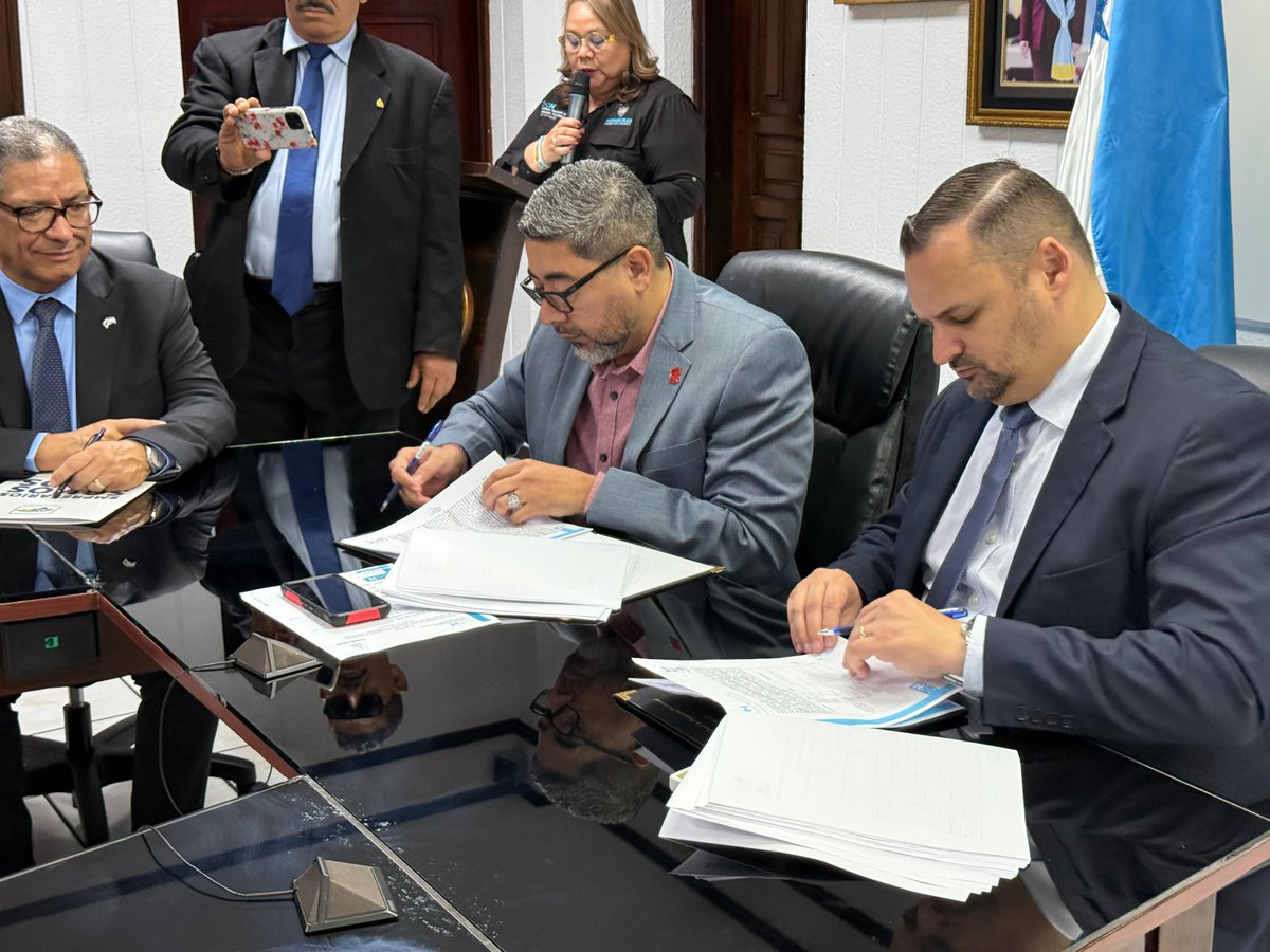COHEPHonduras's tweet photo. 🤝 El #COHEP participó como testigo de honor en la firma del contrato para crear dos Parques de Formación Profesional con simuladores de última generación, un proyecto que transformará la educación técnica y laboral en Honduras. 

Esta iniciativa impulsada por el COHEP desde 2021 con el respaldo de la @UEenHonduras, abrirá más oportunidades para jóvenes, trabajadores y mujeres en sectores clave de la economía.   

El COHEP apuesta por la empleabilidad y la innovación, porque formar talento es transformar Honduras. 🇭🇳

@Trabajo_hn @infopoficial