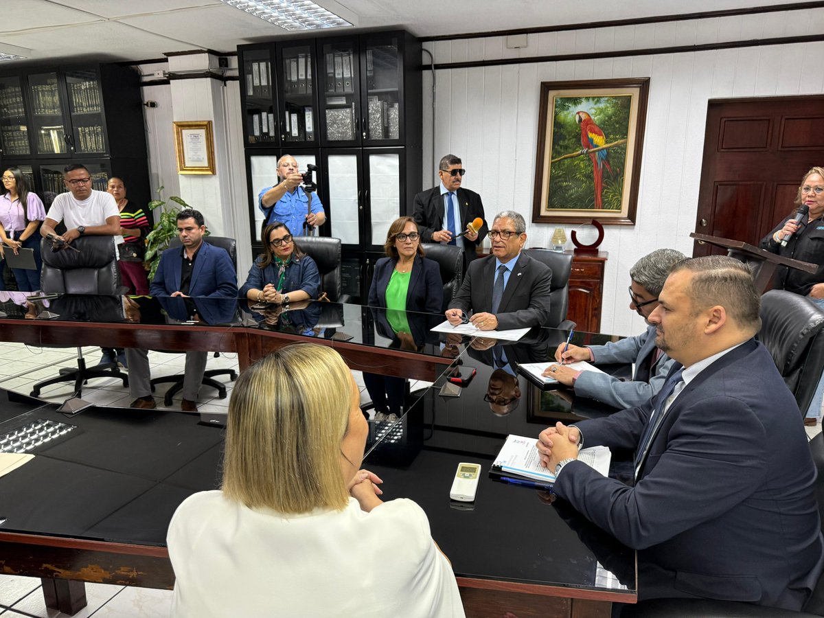 COHEPHonduras's tweet photo. 🤝 El #COHEP participó como testigo de honor en la firma del contrato para crear dos Parques de Formación Profesional con simuladores de última generación, un proyecto que transformará la educación técnica y laboral en Honduras. 

Esta iniciativa impulsada por el COHEP desde 2021 con el respaldo de la @UEenHonduras, abrirá más oportunidades para jóvenes, trabajadores y mujeres en sectores clave de la economía.   

El COHEP apuesta por la empleabilidad y la innovación, porque formar talento es transformar Honduras. 🇭🇳

@Trabajo_hn @infopoficial