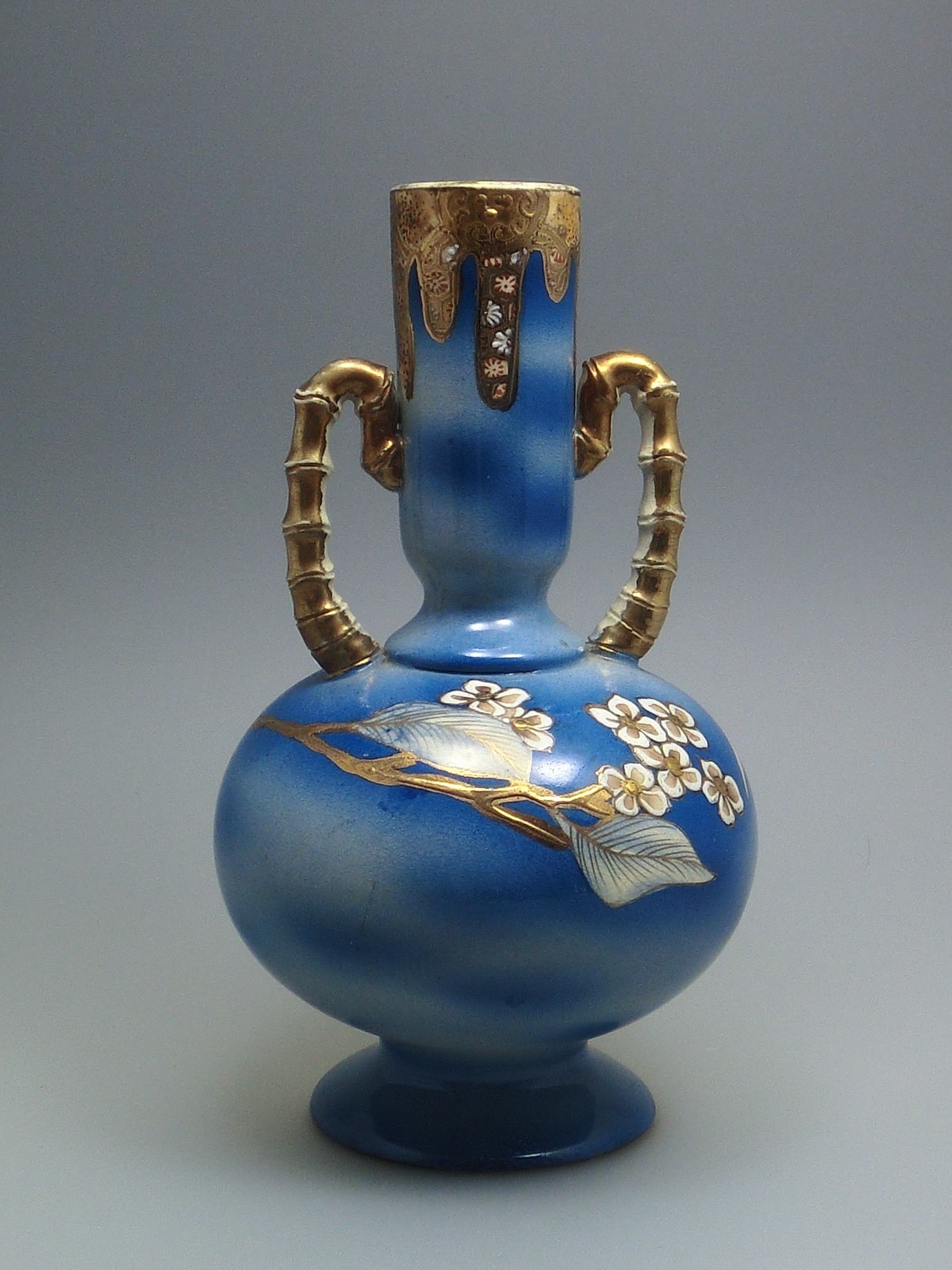 ♦瀬戸磁器物 釘彫りススキ文 鉄釉 双耳瓶 明治時代〜大正時代頃 花活け 骨董品 ♢瀬戸磁器物 釘彫りススキ文 鉄釉 双耳瓶 明治時代〜大正時代頃