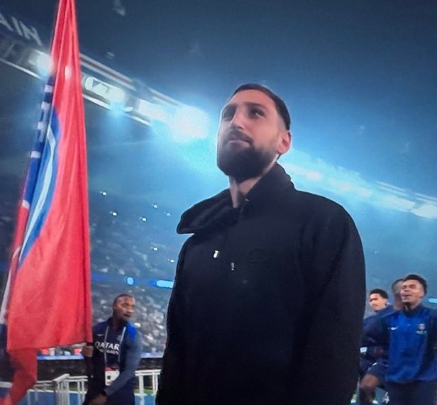 MendesActu's tweet photo. Rentrons il pleut #PSGANG 🔴🔵 https://t.co/c94qX0auM1