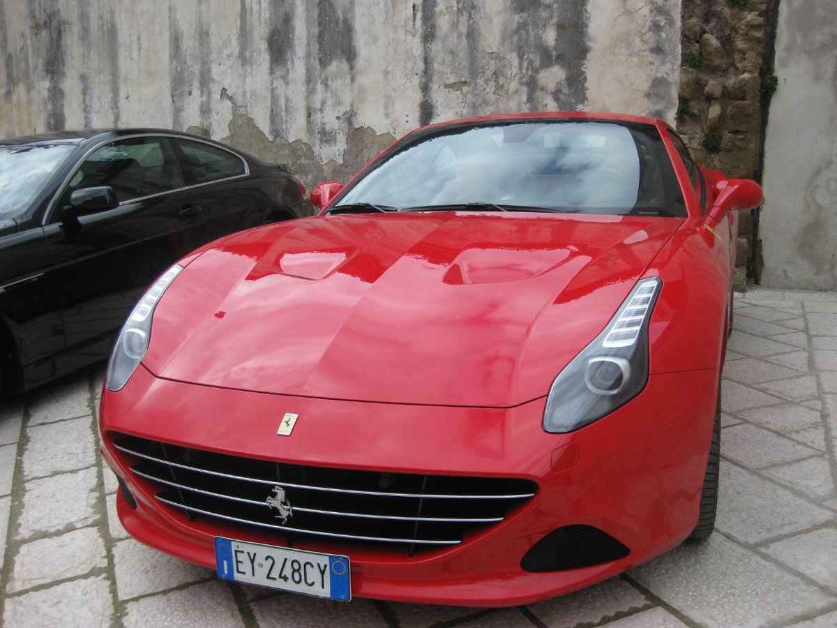 İtalyada kaldığım komündeki (cidden ortaçağ kasabası gibi)en normal arabalar ….