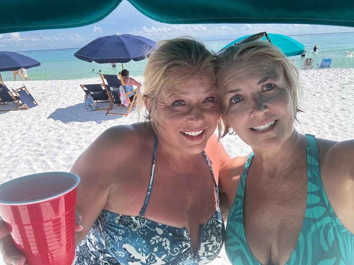 kimberlygrigsby's tweet photo. Cheers to running into a lifetime friend while on vacation. What are the odds? Excellent. #AlwaysFriends #Serendipity https://t.co/OsudSTWaFC