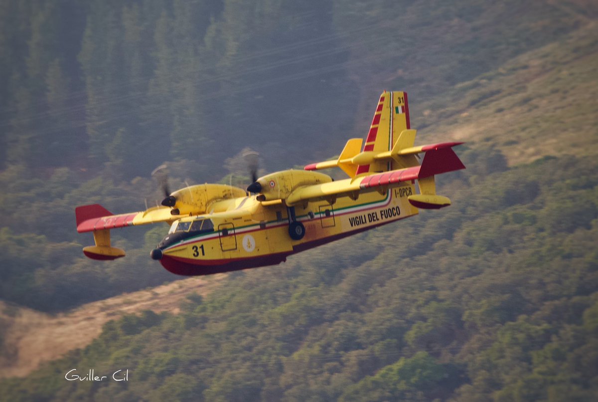 Guiller 🇪🇸✈️ (@guillercil) on Twitter photo Esas ocasiones en las que consigues una posición elevada y tienes a los aviones volando a tu misma altura o incluso por debajo de ti 🤠
Canadair CL-215T del <a href="/43grupo_ea/">43 Grupo de FF.AA.</a> y Canadair CL-415 de <a href="/vigilidelfuoco/">Vigili del Fuoco</a> (Italia) en Ponferrada (León). Esas ocasiones en las que consigues una posición elevada y tienes a los aviones volando a tu misma altura o incluso por debajo de ti 🤠
Canadair CL-215T del <a href="/43grupo_ea/">43 Grupo de FF.AA.</a> y Canadair CL-415 de <a href="/vigilidelfuoco/">Vigili del Fuoco</a> (Italia) en Ponferrada (León).