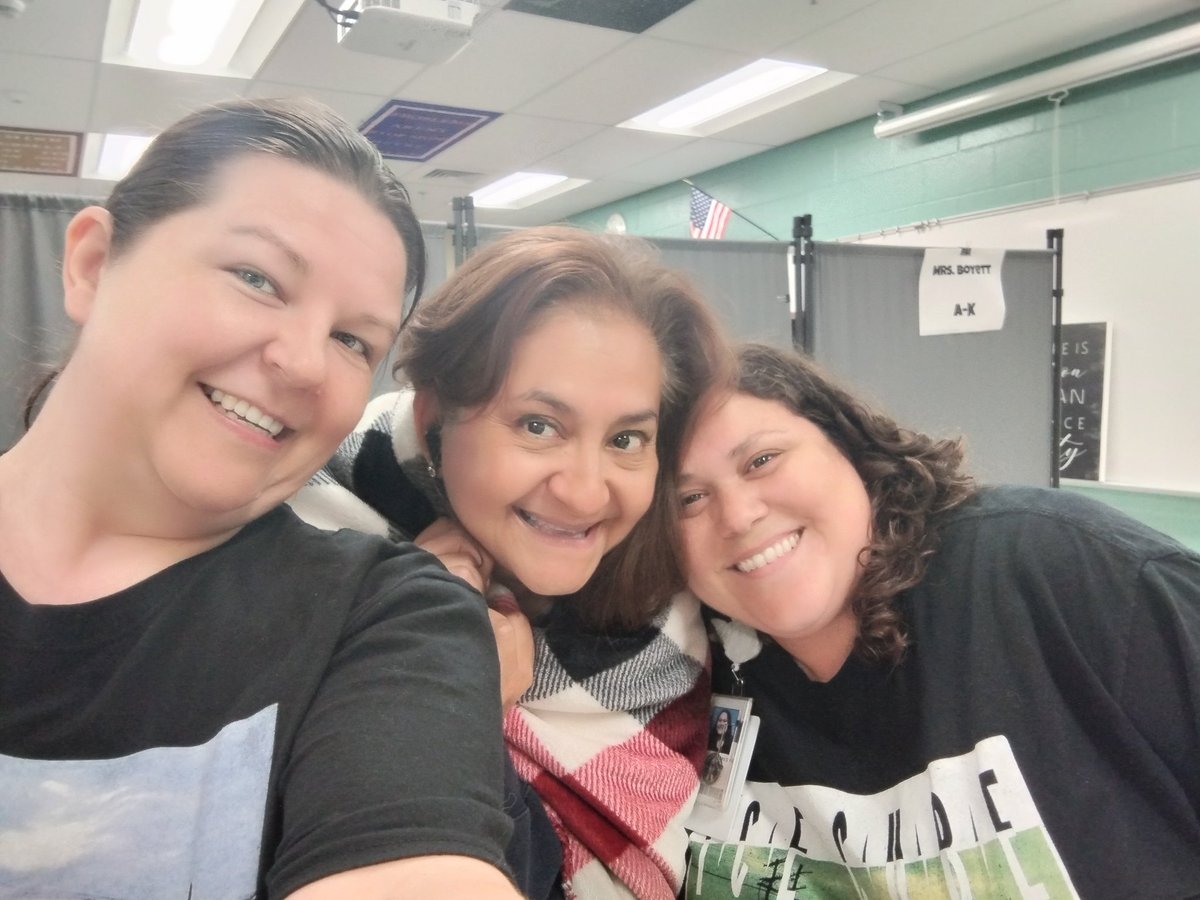 Flip flop day was fun for the final day of Howdy Week - dress like a student. Reppin' middle school boys and their rapper shirts and the girls in their blankets on testing days too LOL! <a href="/maranda_luna13/">Maranda Luna</a>
#SkyhawkPride
#SkyhawkLane