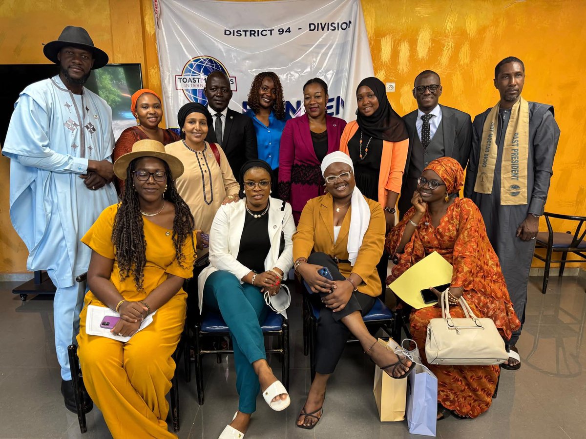 sidymoctardicko's tweet photo. Heureux d’avoir repris les sessions de formation #Toastmasters 🎤✨
Un cadre unique pour booster sa communication, son leadership et dépasser sa peur de parler en public.

👉 Vous aussi, osez découvrir Toastmasters !

#Leadership #DéveloppementPersonnel #PublicSpeaking https://t.co/XnOP9ewpwl