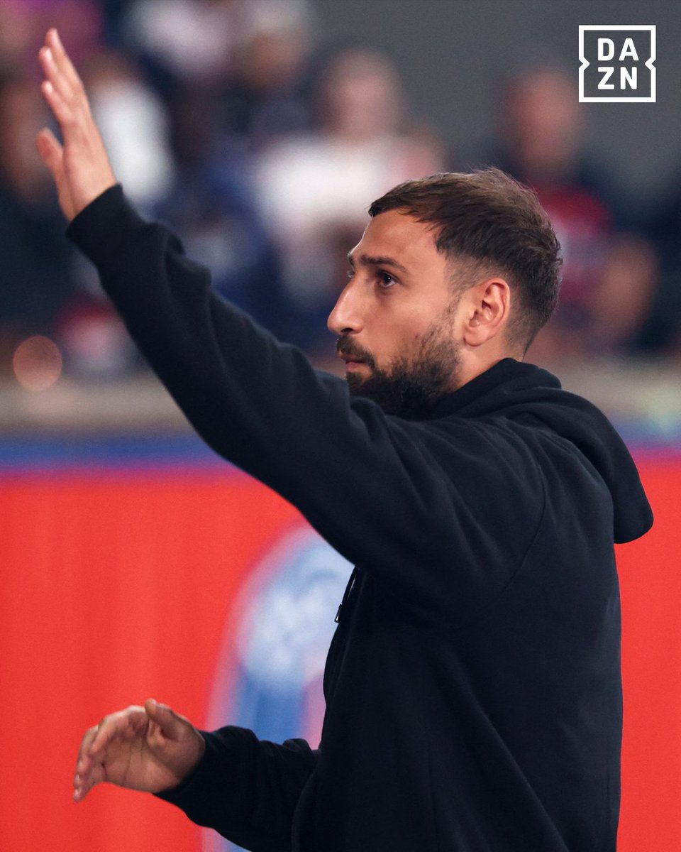 DAZN_FR's tweet photo. 🥹 | Les adieux de Gianluigi Donnarumma aux supporters parisiens. 👋🇮🇹 #PSGSCO https://t.co/uDOsKMZobU