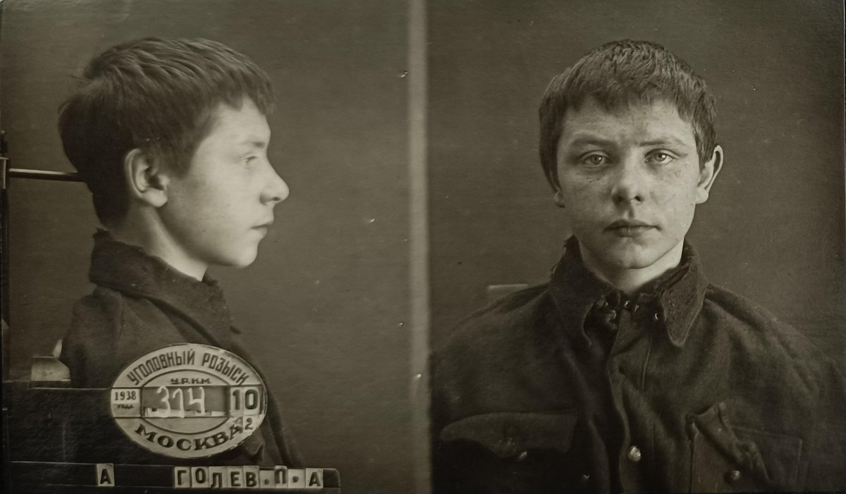 Последнее фото Петра Голева хранится в его архивно-следственном деле. Сделано оно ровно за месяц до его расстрела 7 марта 1938 г. Петру было 15 лет, когда его арестовали и убили по решению московской тройки НКВД. До ареста Петр учился во 2 классе школы №534 в Москве.