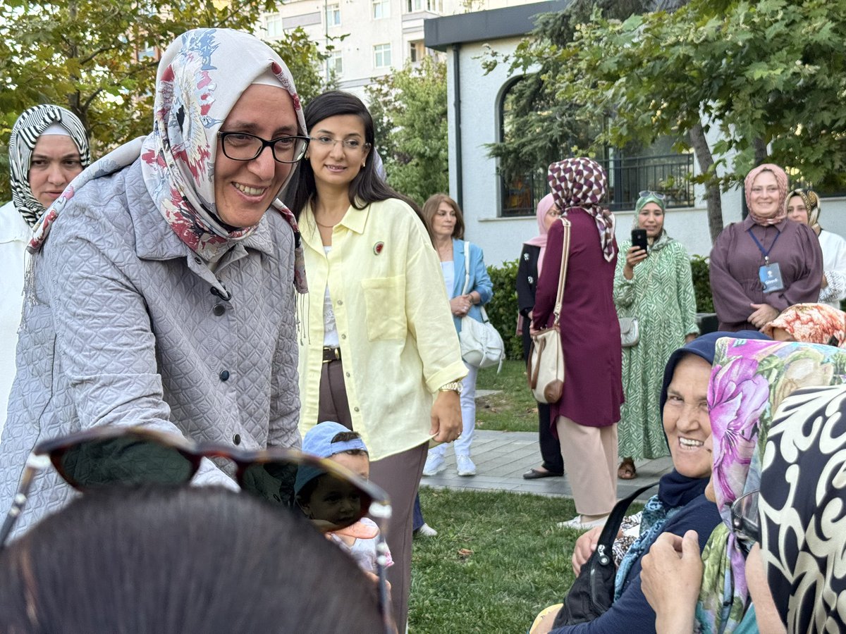 Yunus’un diliyle: “Gelin tanış olalım, işi kolay kılalım; sevelim sevilelim.” Bizim yolumuz istişare, gönül ve hizmettir. 

Bugün “Gelin Tanış Olalım” program serimizin ilkini Güngören’de başlattık. 🌿Kadınlarımızın taleplerini tek tek dinledik, notlarımızı aldık; kurumlarımızla