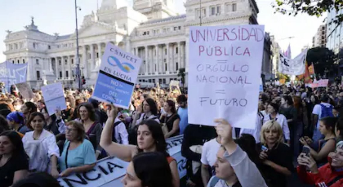 ArabelaCarreras's tweet photo. El Hospital Garrahan 🏥 y nuestras universidades nacionales 🏛️ son parte del orgullo argentino. La inversión en salud y educación abre el camino para construir una Argentina grande, que crece con equidad y desarrollo. 🇦🇷

#UniversidadPublica #Garrahan #Senado https://t.co/SpCaoVcFpP