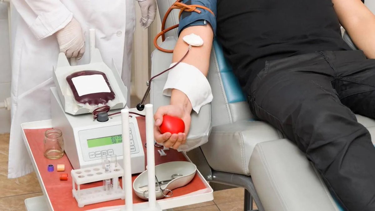 أدوية نستخدمها في طب الجلدية لايفضل تتبرع  بالدم  إذا تأخذها:

- الروكتان أو مشتقات فيتامين ألف الأخرى( isotretinoin).
- الفيناسترايد.
- حبوب الماء spironolactone.