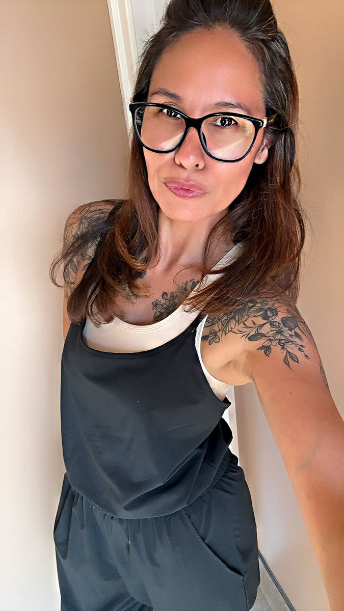 heavenlykaramel's tweet photo. This is the face of a girl who decidedly regrets wearing pants in August
#itsgettinghotinhere 🥵 https://t.co/hnz8mUEutq