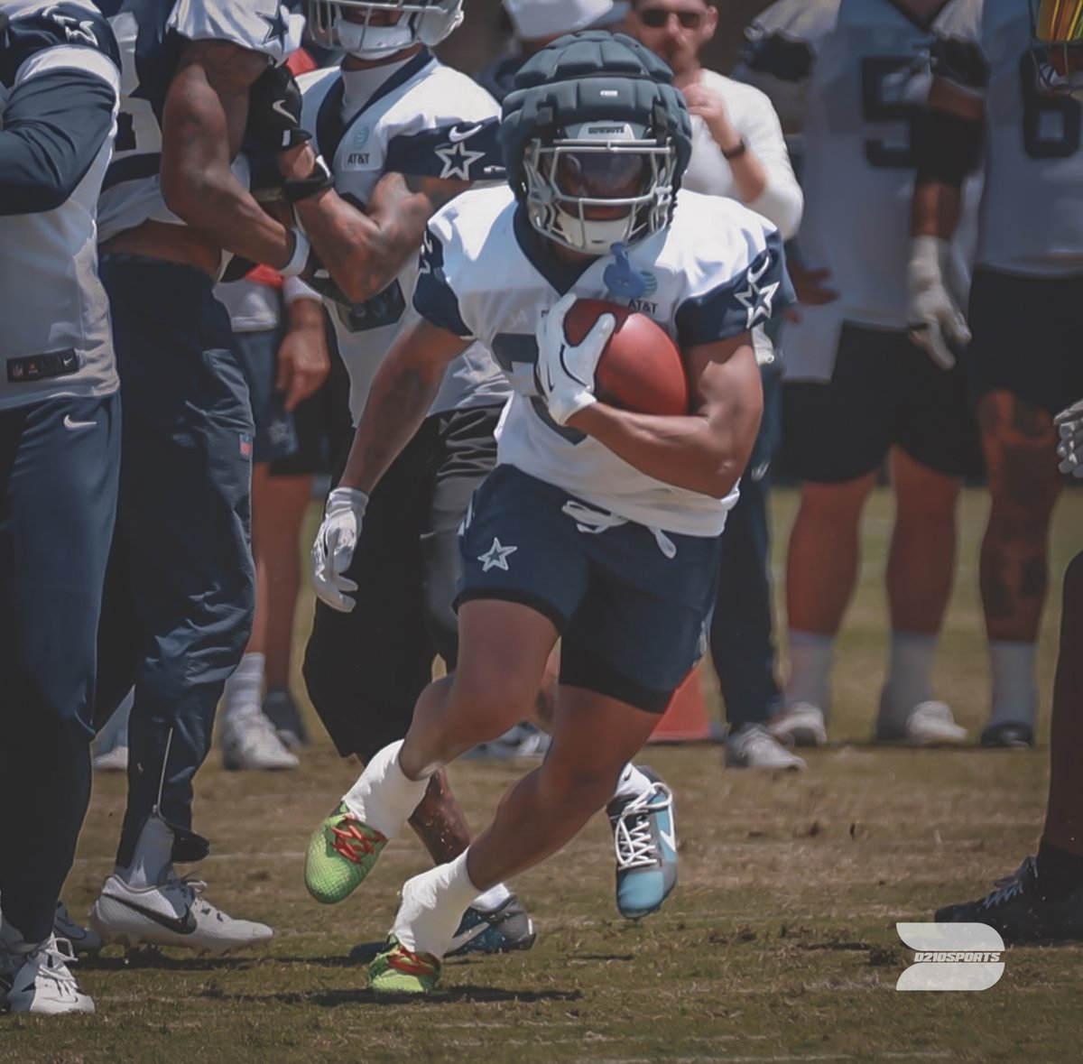 D210S's tweet photo. 🚨 COWBOYS RB ALERT 🚨

Jaydon Blue is BACK! 💥 After battling a knee injury, the rookie RB is expected to make his preseason debut tonight vs. the Falcons 👀🔥

Y’all ready to see what the young one can do? 🐂💨

#DallasCowboys #JaydonBlue #CowboysNation #NFLPreseason #DALvsATL #WeDemBoyz #CowboysCamp