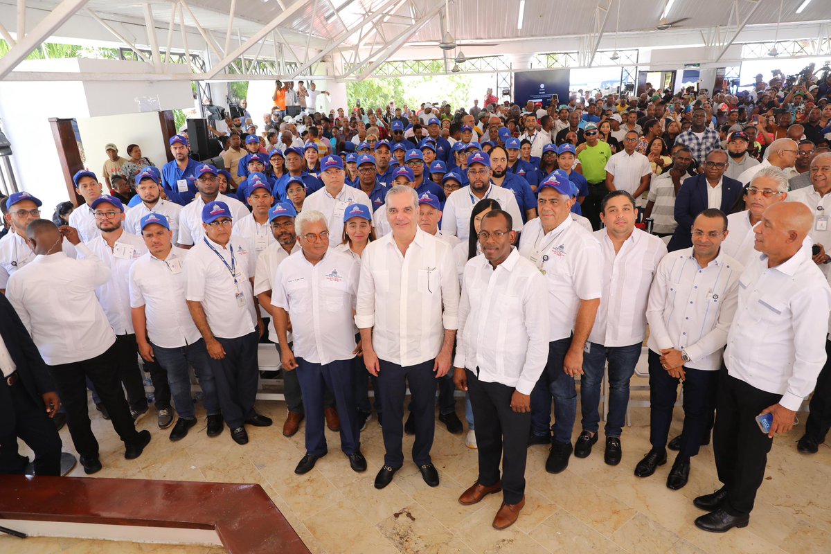 DuarteMendezRD's tweet photo. Hoy estuvimos junto al Presidente @luisabinader en el acto de relanzamiento del programa de regularización de tierras del @cea_rd y le permitirá entregar Títulos de Propiedad a 110 mil familias de proyectos vendidos entre 1996 y 2016, en Santo Domingo Este. 

#SeguimosAvanzando https://t.co/4rfCU3dbtb
