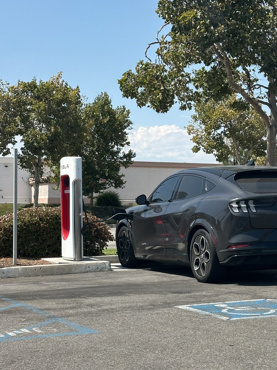 reesegonzales's tweet photo. There needs to be more chargers in more locations, if it’s gonna be open to non tesla @Tesla https://t.co/I4EJLzZusO