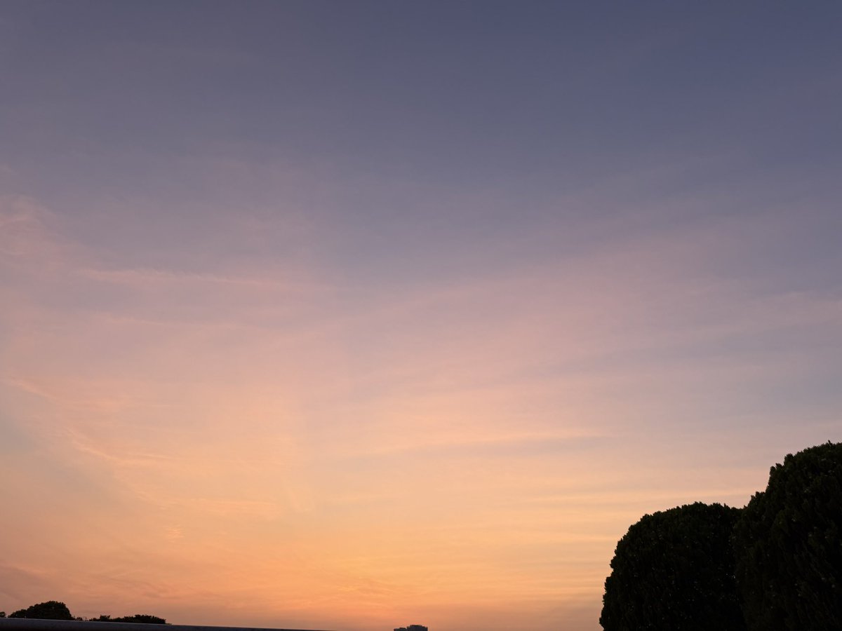 おはようございます🌞

今日の空
5時前、とてもキレイだった。
あまり寝てなくて頭痛がするけど、野球の当番行ってきます⚾️