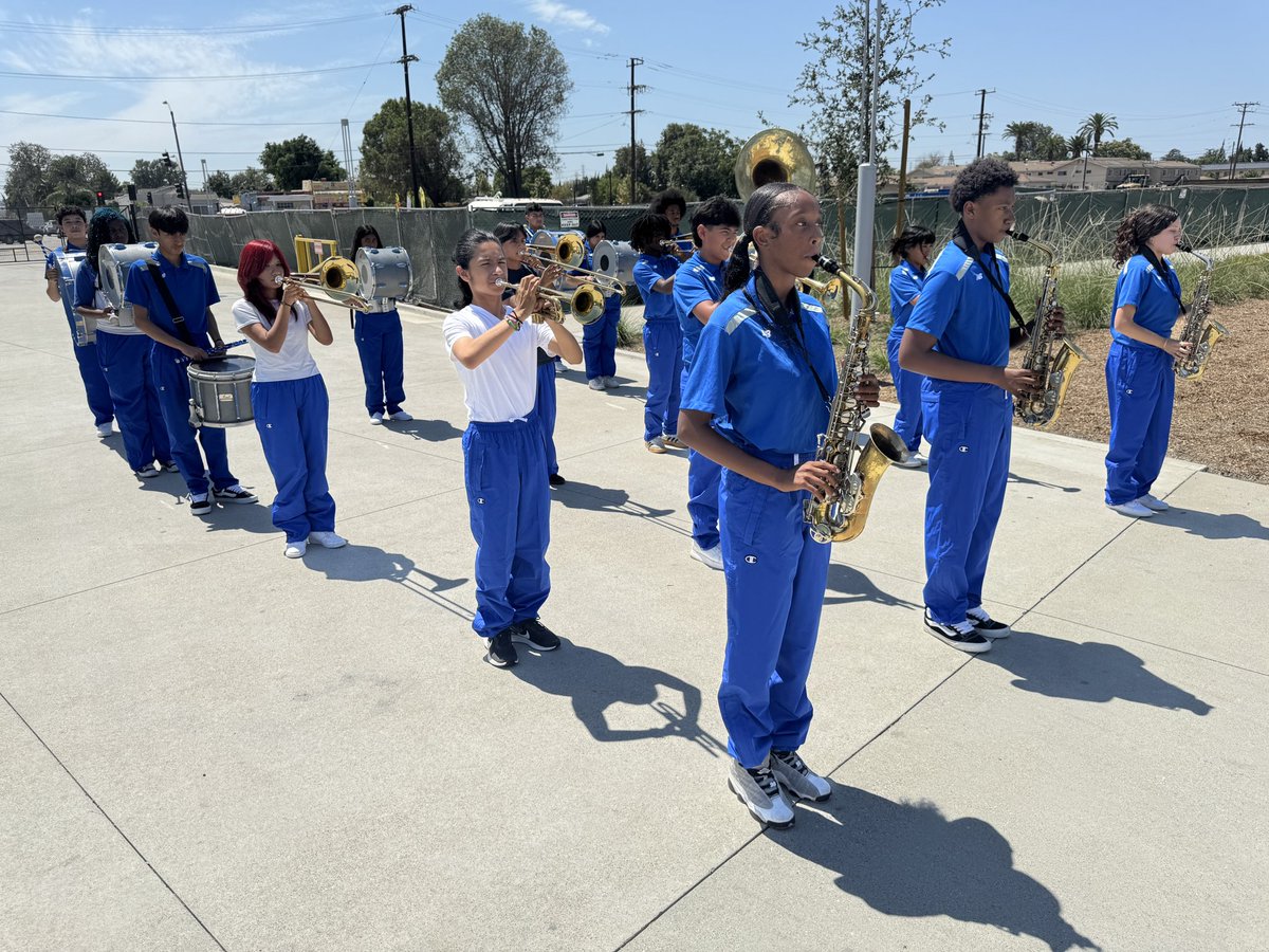 ComptonUnified's tweet photo. ๐ฃ๐ HISTORY today at the brand-new Compton High School! ๐ @MightyTarbabes take the field for their first-ever football gameย at the new campus, vs Rancho Dominguez, and prepped with a spirited pep rally!๐ฅ
#ComptonHighSchool #FridayNightLights #Football #ComptonUnified https://t.co/b8YSEQtOWu