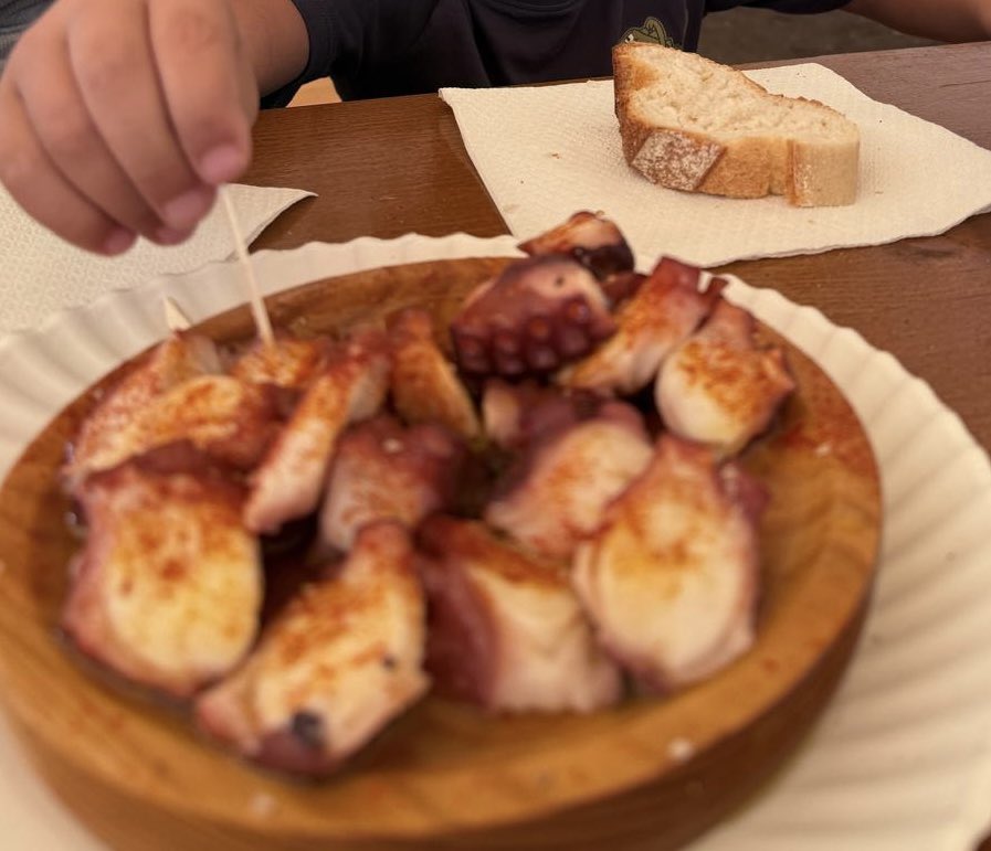 Mj_alsa's tweet photo. @RedRofega Ración en Orense 10. 
Si quieres comer pulpo bueno y barato tiene que ser en las ferias. En un restaurante olvídate, tienes que pagar por el producto y por los servicios que recibes y las comodidades que tienes. https://t.co/BZe5aF0gaQ