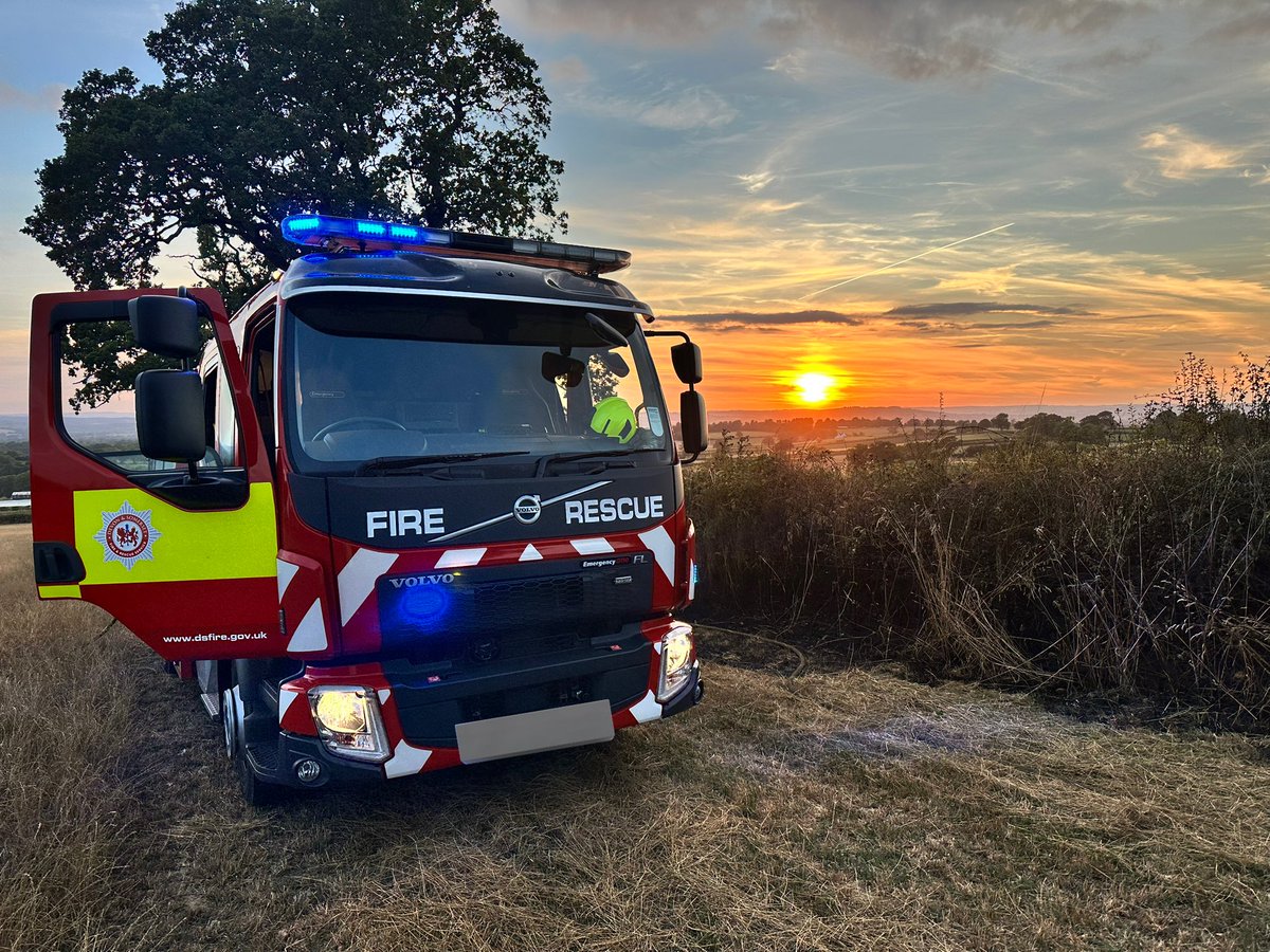 gazza_2393's tweet photo. What a view!! Lovely evening for a photo opportunity!! Love my job!! #fireenginesandsunsets #views #spotteralert #fireengine #devonandsomerset https://t.co/0QuC5P5CGC