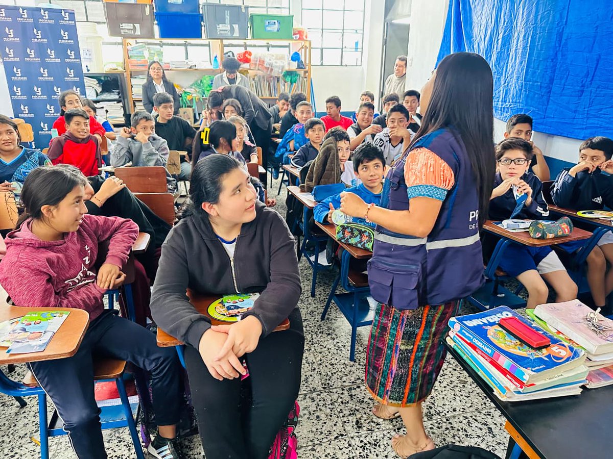 PDHgt's tweet photo. 📚#EducaciónEnDDHH
📍#Chiantla #Huehuetenango
🚐#PDHMóvil | Imparten una charla en #DerechosHumanos y prevención de la violencia, aplicando técnicas y metodologías pedagógicas para facilitar el proceso de enseñanza y aprendizaje, participan estudiantes de la Escuela Oficial Rural Mixta de la aldea Vista Hermosa, en el referido municipio.