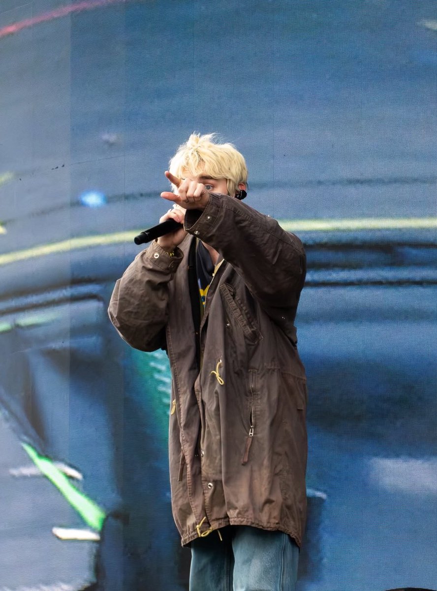 parxstreams's tweet photo. Awsten on stage at Leeds Festival via noratothmusic on ig https://t.co/J4R3gd02Ze