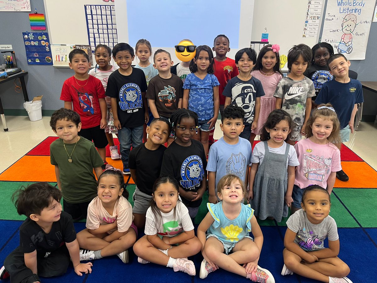 #FamilyPhotoFriday ft. all 24!! 💙🐾🥰 <a href="/NISDWernli/">Dr. Caroline Wernli Elementary School</a>