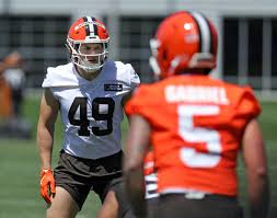 LanceZierlein's tweet photo. Looking for a longshot Defensive Rookie of the Year? Look no further than Browns LB Carson Schwesinger.  In his lone season as a starter at UCLA he displayed rare instincts, a tremendous nose for the football and the ability to shine on all 3 downs. Long odds but a real shot. https://t.co/zhdvHZ5yO6