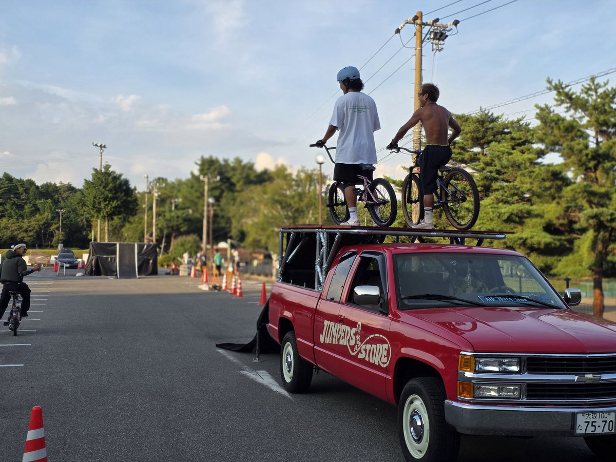 oshibakougen's tweet image. お祭り前日準備でも、BMXパフォーマンスの凄さを観させて頂きました。お祭り本番が楽しみですね✨
お祭り本部前で10時30分～・13時30分～予定となります。
#大芝高原まつり
#BMX
#FMX