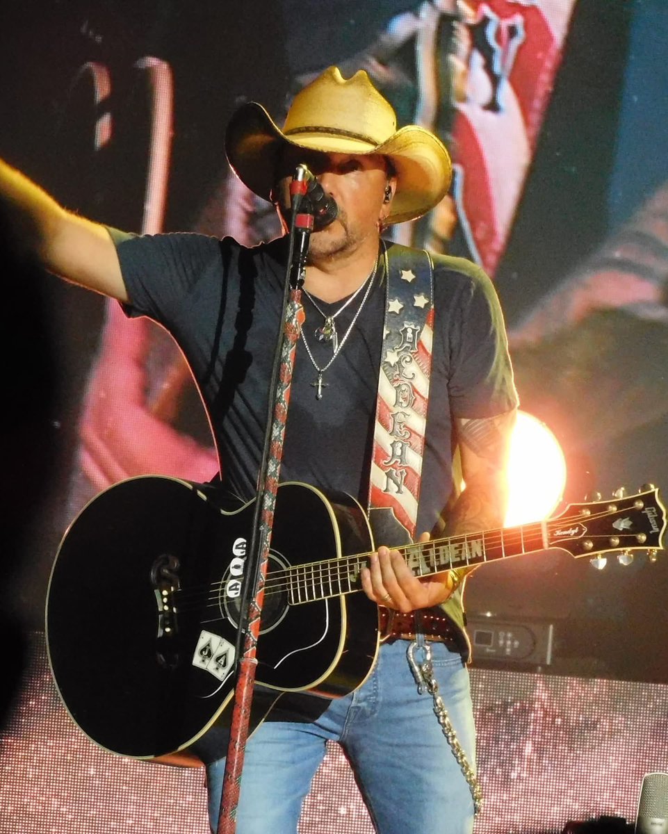 Great show last night ! <a href="/Jason_Aldean/">Jason Aldean</a> pics taken by husband ! <a href="/947WQDR/">947 QDR</a> <a href="/mikewheless/">Mike Wheless</a>  pre -show was awesome !