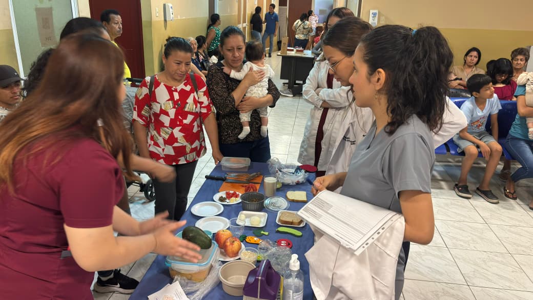 Salud_Guayas's tweet photo. Integrantes del Grupo de Apoyo a la #LactanciaMaterna del Centro de @Salud_Ec #MarthaDeRoldós participan en Taller práctico sobre Alimentación Complementaria y Suplementación con Micronutrientes para para fortalecer el crecimiento y desarrollo infantil.

#ElNuevoEcuador https://t.co/iK1qS1Um1V