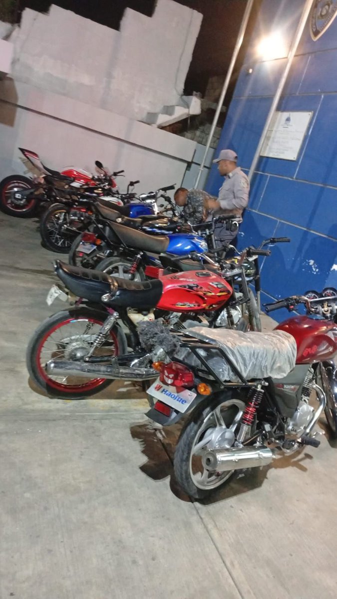 Autoridades policiales intensifican operativos preventivos y focalizados en Sabana Perdida, SDN

La Dirección Regional de la Policía en Santo Domingo Norte mantiene el desarrollo de amplios operativos preventivos y focalizados en el sector Sabana Perdida, con el objetivo de