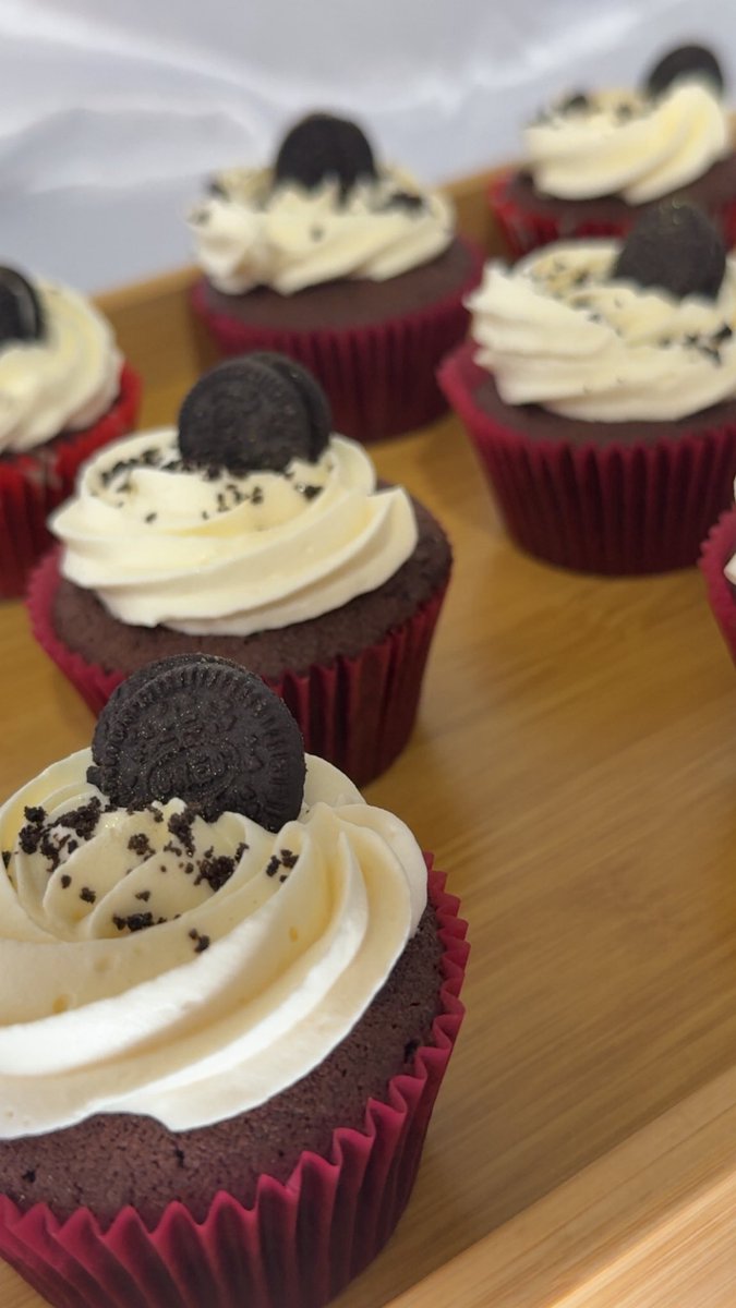 lemonbakes_x's tweet photo. Oreo cupcakes with fresh cream  🧁 https://t.co/lnPhkJrKgi