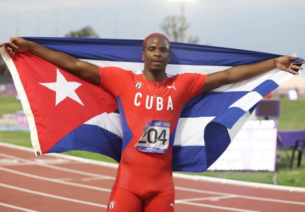 👉#OrgulloTunero Yander Herrera Machín #LasTunas 🥇es oro en 110 metro con vallas, atletismo #Asunción2025 con tiempo de 13.60 segundos. 👉El tunero se impuso sobre la meta al brasileño Thiago dos Santos (13.61 s) 🥈y  el granadino Isaiah Patrick (13.73)🥉
#PorLasTunasLaVictoria