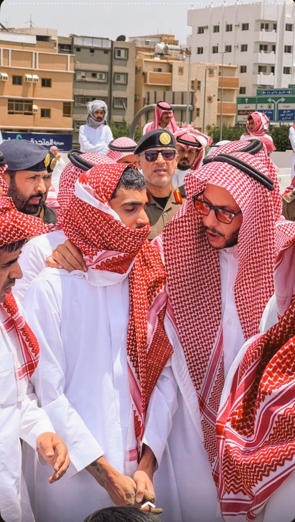 "المواقف العظيمة لا تكتب في الأخبار.. بل تُحفر في القلوب. حضور محافظ الطائف الأمير سعود بن نهار اليوم جنازة الفتاة #وضحى_الفهمي لم يكن بروتوكولًا، بل رسالة إنسانية صادقة: نحن معكم في الفرح والحزن.
غفر الله لها وأسكنها فسيح جناته، وربط على قلوب ذويها.
شكرًا للأمير الإنسان سعود."