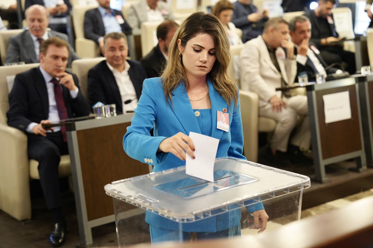 Beyoğlu’nun ışıkları sönmez!
İrademizi gasp edenlere inat, demokrasiye sahip çıktık.
Seçilen Başkan Vekilimiz @seferkaraahmetoglu’na yürekten başarılar dilerim.
Sn. @guneyyinan Başkanım Beyoğlu seni bekliyor, biz buradayız.
#Beyoğlu #Demokrasi”