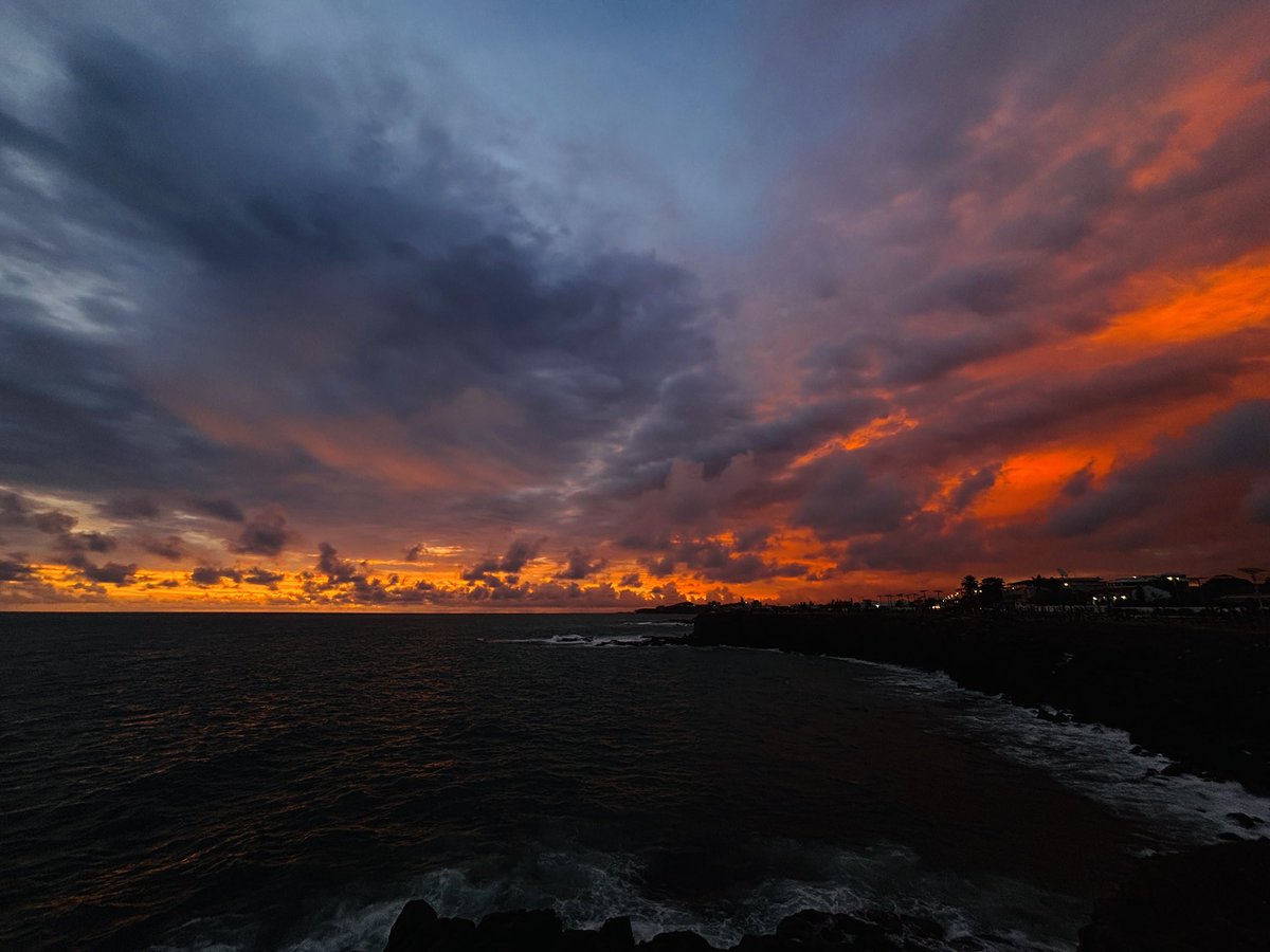 Today’s sunset 🤩🔥
📍corniche ouest - Dakar 🇸🇳
Deflen ko pp, couverture wala fond d’écran ✌🏿✨