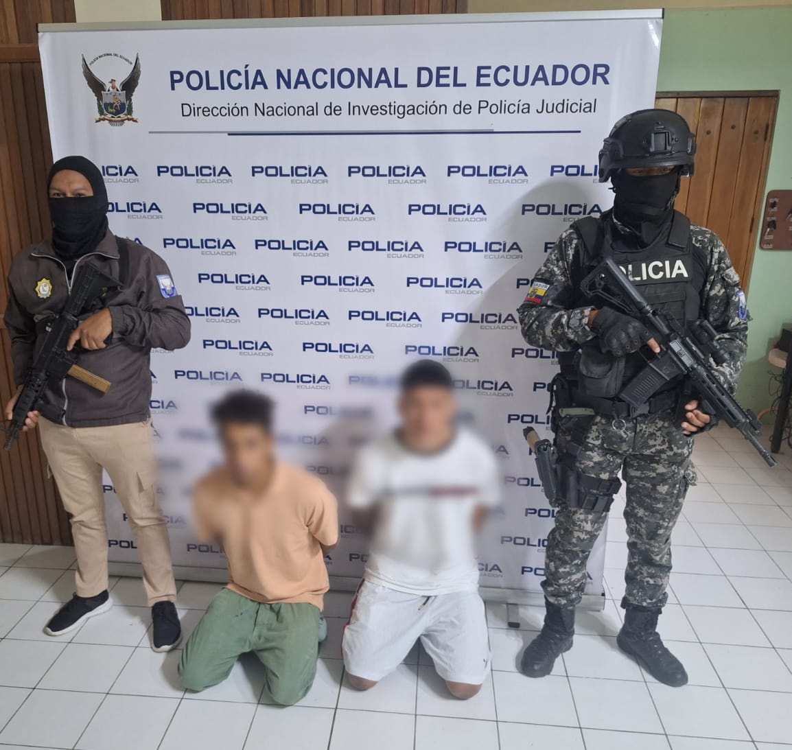 PoliciaEcuador's tweet photo. APREHENDIMOS A DOS SUJETOS, INTEGRANTES DEL GAO "LOS CHONEROS", POR TENENCIA Y PORTE DE ARMA DE FUEGO
Mediante el operativo #Apolo12 ejecutado en San Pedro #SantaElena, aprehendimos a dos sujetos, presuntos implicados en la tenencia y porte de arma de fuego, quienes pertenecerían al GAO "Los Choneros".
INDICIOS:
-1 arma de fuego
-13 cartuchos
-2 terminales móviles
-1 motocicleta
#PolicíaEcuador
#ServirYProtegerConFirmeza
