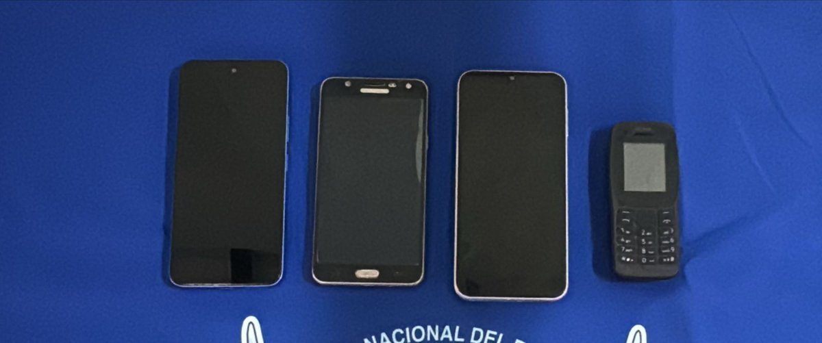 PoliciaEcuador's tweet photo. APREHENDIMOS A DOS SUJETOS, INTEGRANTES DEL GAO "LOS CHONEROS", POR TENENCIA Y PORTE DE ARMA DE FUEGO
Mediante el operativo #Apolo12 ejecutado en San Pedro #SantaElena, aprehendimos a dos sujetos, presuntos implicados en la tenencia y porte de arma de fuego, quienes pertenecerían al GAO "Los Choneros".
INDICIOS:
-1 arma de fuego
-13 cartuchos
-2 terminales móviles
-1 motocicleta
#PolicíaEcuador
#ServirYProtegerConFirmeza
