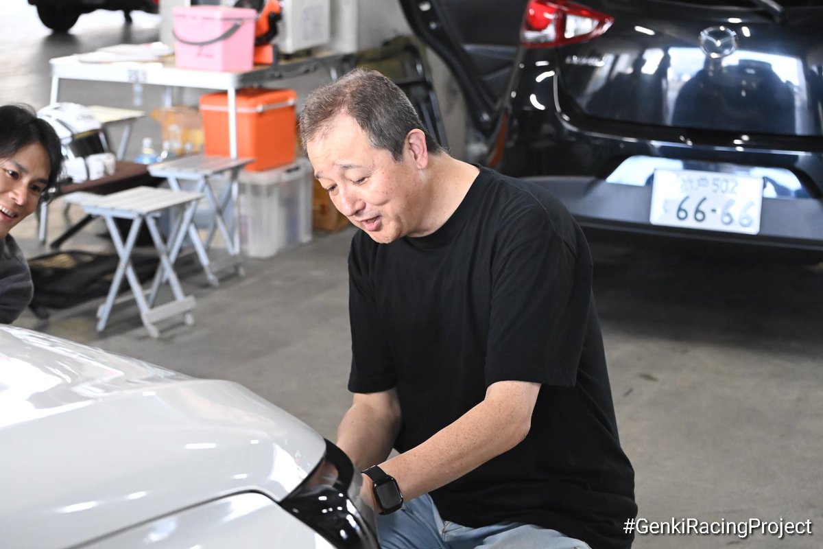 スポンサーステッカーを貼る弊社星野（鉄人ではない）
#GenkiRacingProject