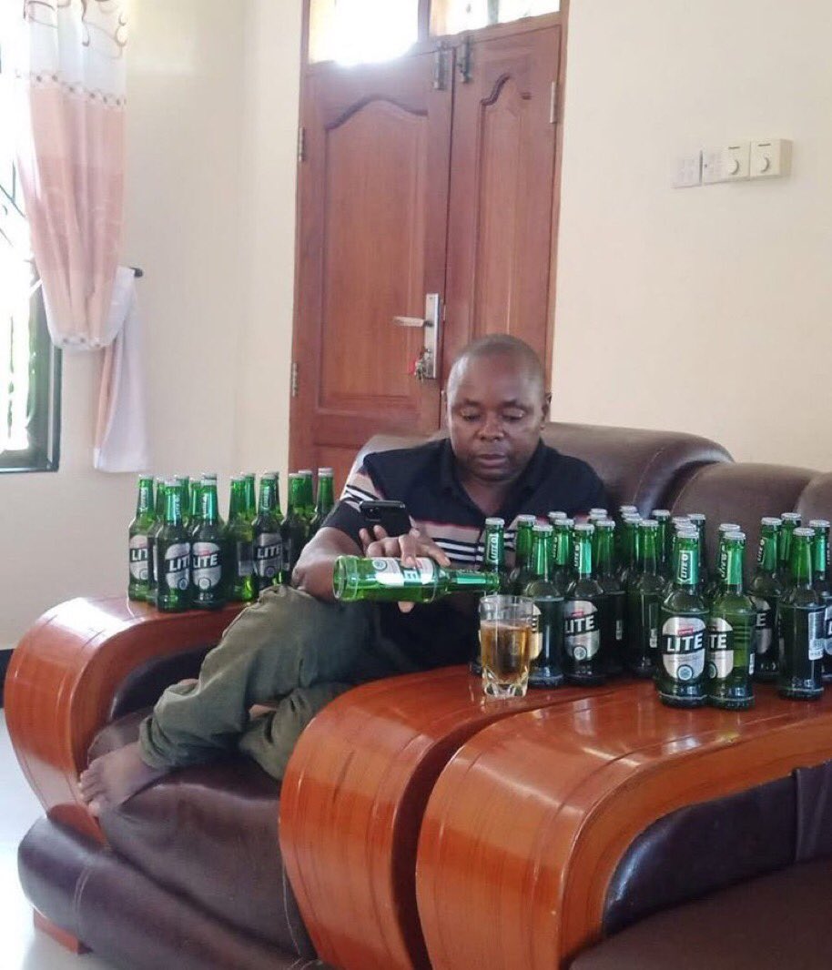 kalage_jr's tweet photo. Baada ya kuambiwa asijichanganye na marafiki walevi kaamua kunywea nyumbani https://t.co/q1kCNm2WyW