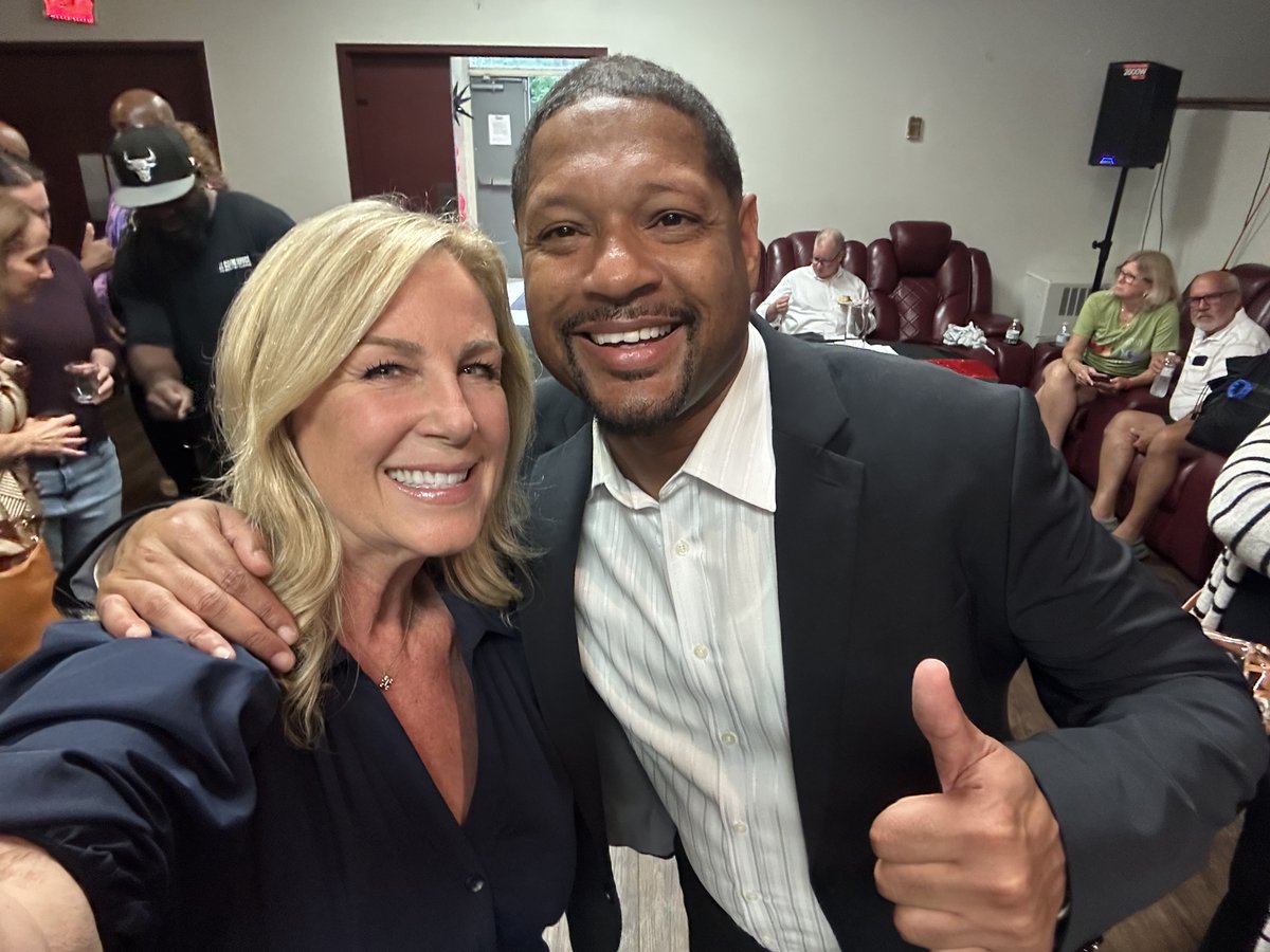 JanelleStelson's tweet photo. My fave Harlem Globetrotter @Globies ever… Harrisburg’s own @chrishandles! Chris brought the community together in Harrisburg’s Edgemont Fire Hall to talk about VOTING and the importance of making sure your voice is heard! https://t.co/S0DAXaYNJ3
