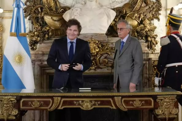 Pablo Rizzi (@budijoly) on Twitter photo De querellante a sospechoso
El juez de La Plata Ernesto Kreplak apartó al Ministerio de Salud, a cargo de <a href="/Mariolugones_ar/">Mario Lugones</a>, del rol de querellante en la causa por el fentanilo contaminado, dado que investigará la responsabilidad de los funcionarios del ministerio.
#KarinaCoimera De querellante a sospechoso
El juez de La Plata Ernesto Kreplak apartó al Ministerio de Salud, a cargo de <a href="/Mariolugones_ar/">Mario Lugones</a>, del rol de querellante en la causa por el fentanilo contaminado, dado que investigará la responsabilidad de los funcionarios del ministerio.
#KarinaCoimera