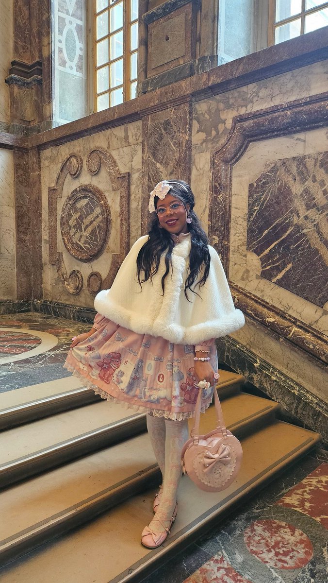 Moi a Versailles avec ma grosse robe lolita y'a quoi