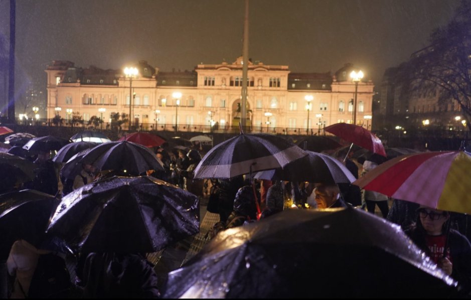 Ajustaron a los mas vulnerables y vetaron la ley de emergencia.
No querían equilibrio fiscal, querían la plata de las personas con discapacidad!
Mientras las flias hacían vigilia bajo la lluvia para obtener una prestación básica, ellos se llenaban los bolsillos. 
La Coima Avanza