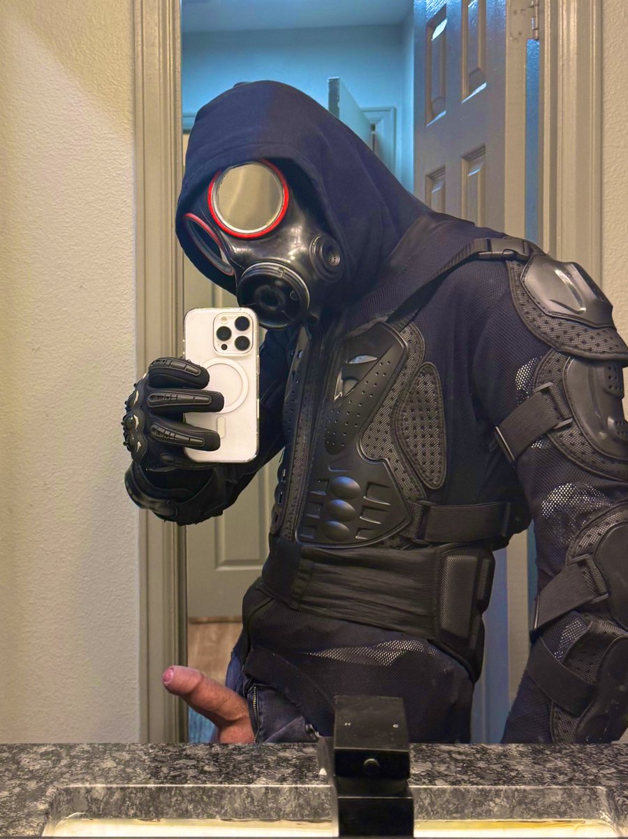 Where do I put this thing? 

#gearhead #maskedmen #gasmask