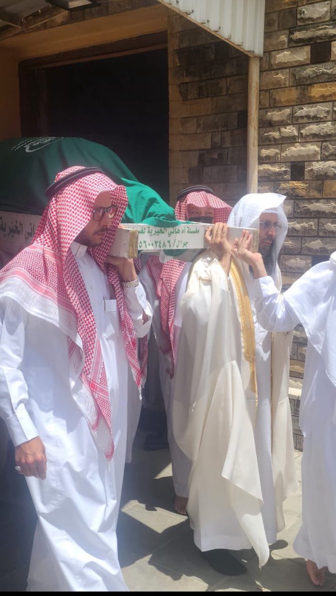 أسرة آل سعود المباركة
اختلطت دماءهم وأنسابهم مع شعبهم .
يشاركونهم في السراء والضراء .. فكيف لانحبهم .
بالأمس سيدي القدوة  #ولي_العهد أعزه الله يطلق مبادرة التبرع بالدم .
ويقتدي بسموه الكريم أمراء المناطق .
والكثير من ابناء شعب طويق العظيم .
واليوم  سمو الأمير