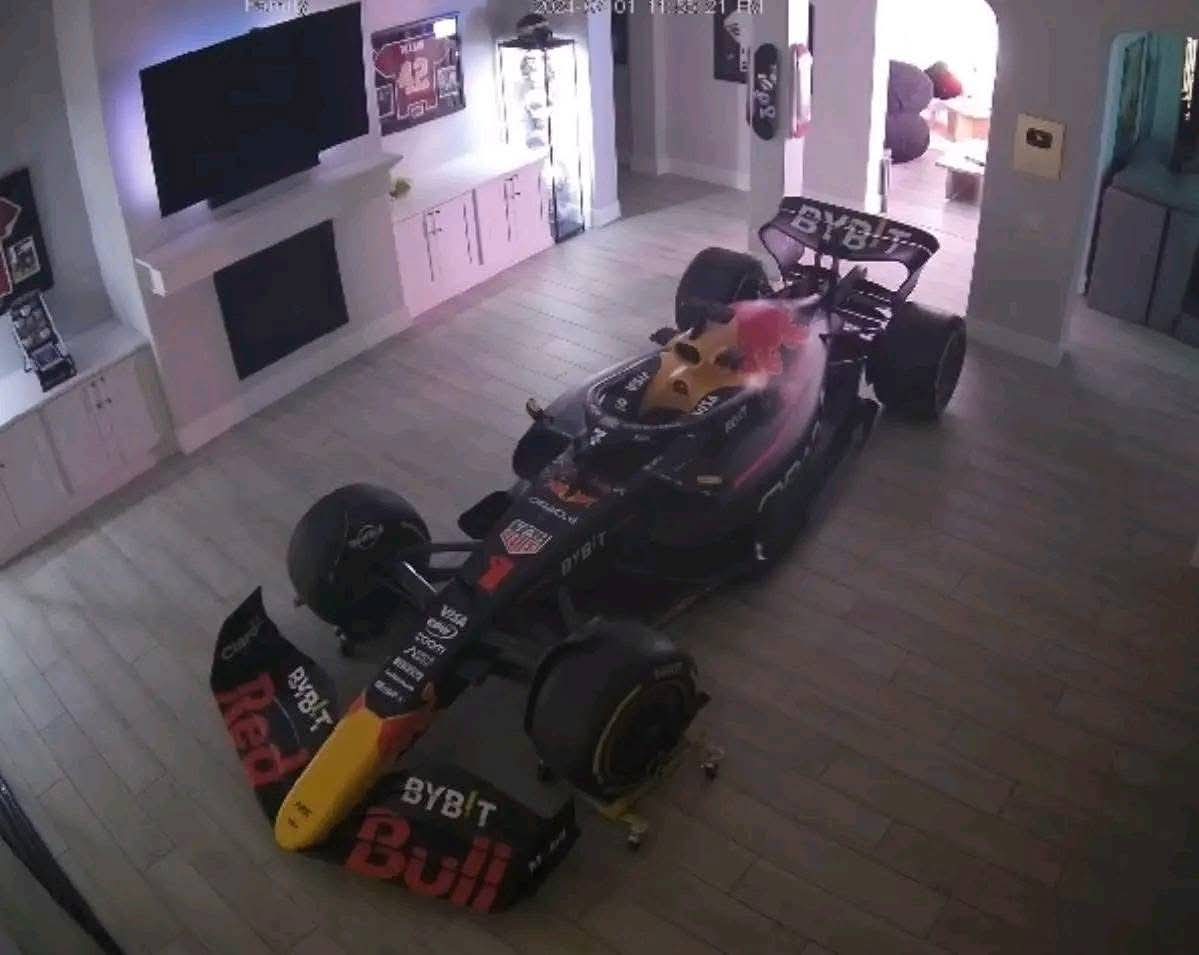 MaxArgento33's tweet photo. Día 19 sin Fórmula 1: El RB19 que me pedí por temu no es escala 1:43. https://t.co/QdUaWg9Rqu