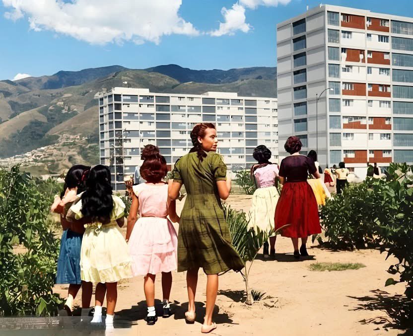 Bloques de la Urbanización Simón Rodríguez,fue diseñada por el arquitecto Raúl Villanueva, se inauguró en 1957.